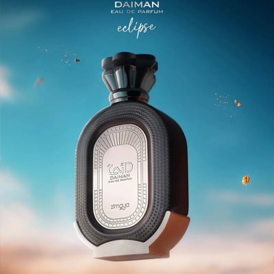 Zimaya Daiman Eclipse Eau De Parfum 100ml — A dark grey perfume bottle with a textured body and a metallic cap stands next to its matching dark grey box with Arabic calligraphy and text. | Zimaya Daiman Eclipse Eau De Parfum 100ml — Botol minyak wangi kelabu gelap dengan badan bertekstur dan penutup logam berdiri