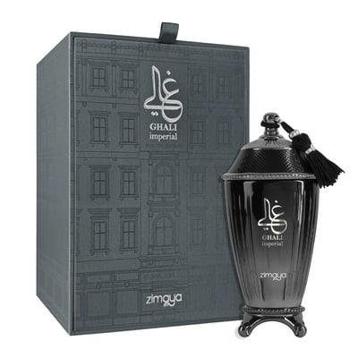 Zimaya Ghali Imperial Eau De Parfum — A dark grey textured box with a building facade pattern stands next to a dark, fluted perfume bottle with a tassel. | Zimaya Ghali Imperial Eau De Parfum — Kotak kelabu gelap bertekstur dengan corak fasad bangunan berdiri di sebelah botol minyak wangi gelap berlekuk dengan juntai.