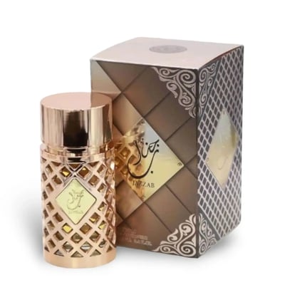 Ard Al Zaafaran Jazzab Gold Eau De Parfum 100ml — A gold-toned perfume bottle with a diamond-patterned cage sits next to its matching patterned box on a white background. | Ard Al Zaafaran Jazzab Gold Eau De Parfum 100ml — Botol minyak wangi berwarna emas dengan sangkar bermotif berlian duduk bersebelahan dengan kotak
