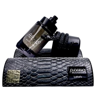 Lattafa Musamam Black Intense — A black snake coiled around the cap of a dark glass perfume bottle, resting on a textured black stand with a snake-skin pattern. | Lattafa Musamam Black Intense — Seekor ular hitam melingkar di sekeliling penutup botol minyak wangi kaca gelap, diletakkan di atas tapak hitam bertekstur