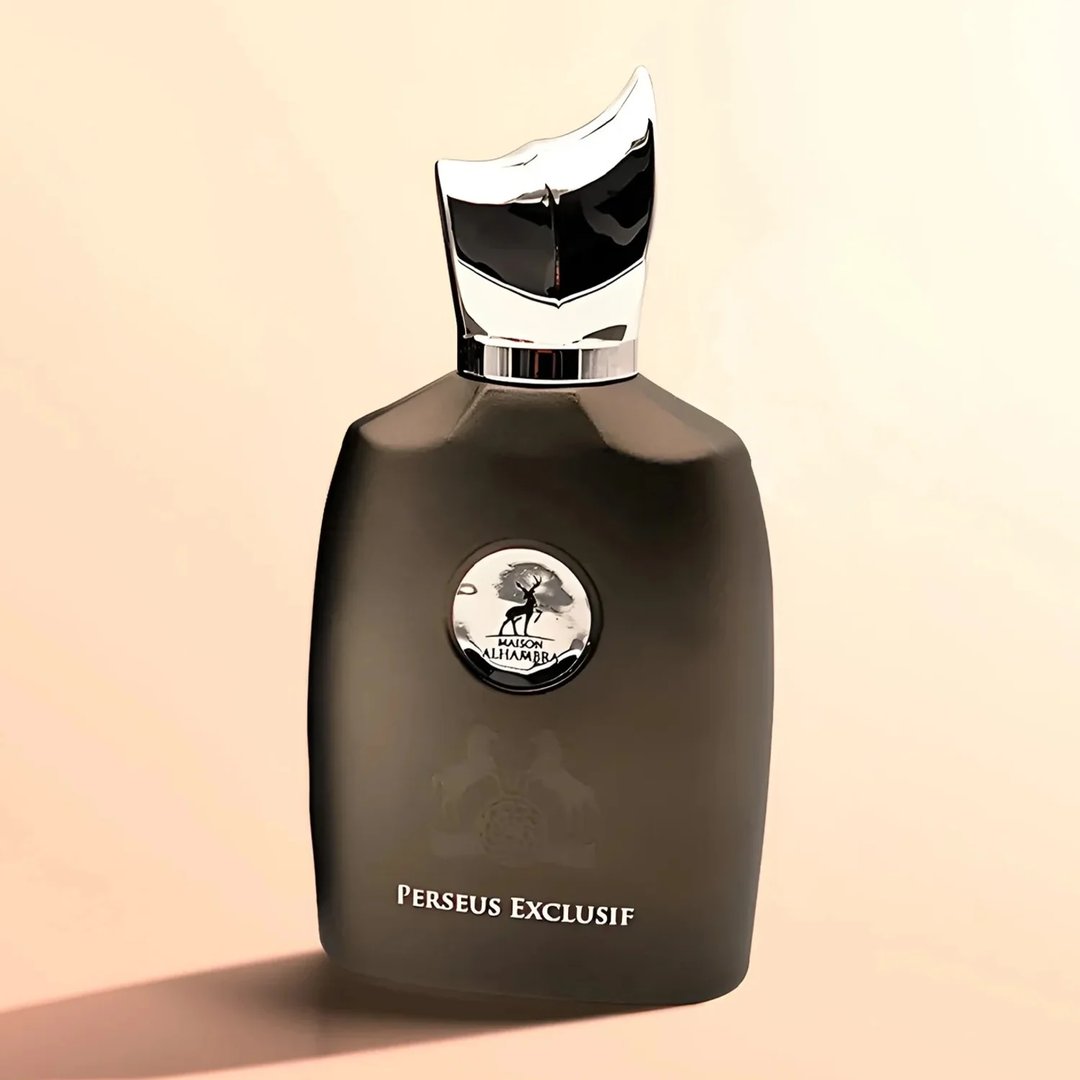Maison Alhambra Perseus Exclusif — A dark grey perfume bottle with a silver cap and a circular emblem on the front, next to its matching black box with silver horse and deer graphics. | Maison Alhambra Perseus Exclusif — Botol minyak wangi kelabu gelap dengan penutup perak dan lambang bulat di hadapan, bersebelahan