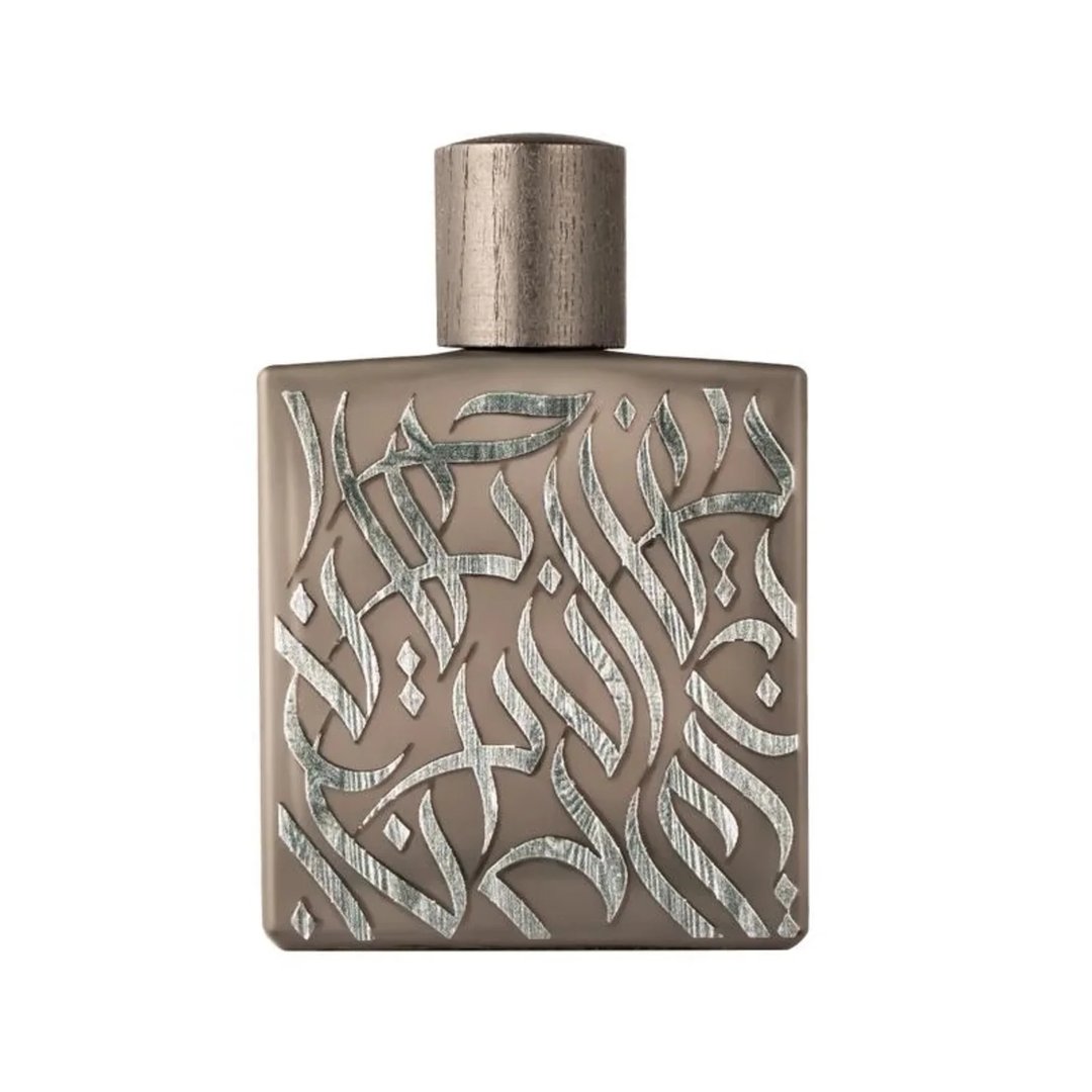Rayhaan Woody Noir Eau De Parfum — A dark grey bottle of Rayhaan Woody Noir Eau De Parfum for him sits next to its matching dark grey box with embossed wood grain texture. | Rayhaan Woody Noir Eau De Parfum — Botol Rayhaan Woody Noir Eau De Parfum kelabu gelap untuk lelaki terletak di sebelah kotak kelabu gelap yang