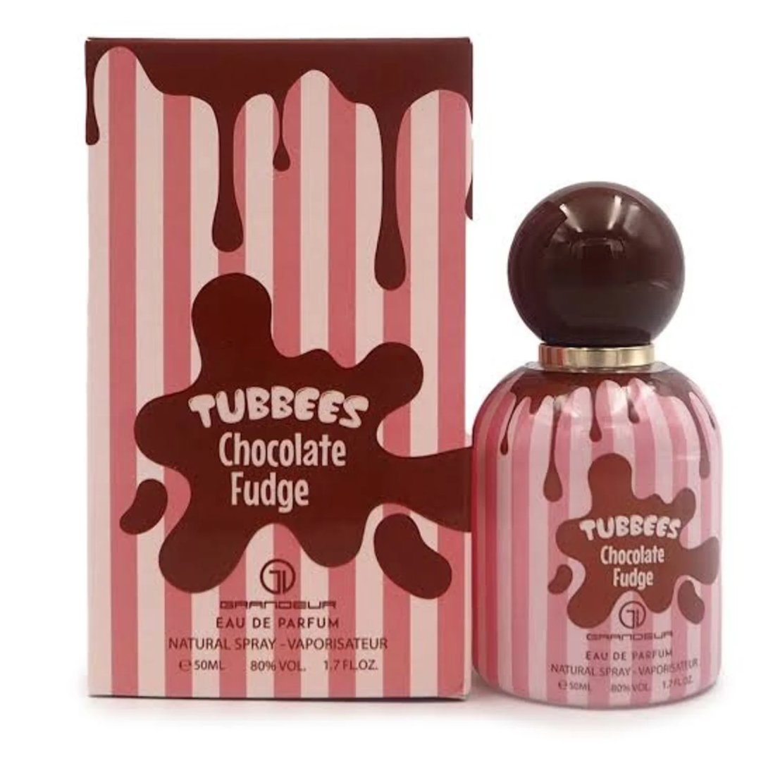 Grandeur Tubbees Chocolate Fudge — A perfume bottle with a chocolate-colored spherical cap and pink and white striped body, with chocolate drips cascading down. Next to it is the product box with the same design. | Grandeur Tubbees Chocolate Fudge — Botol minyak wangi dengan penutup bulat berwarna coklat dan badan