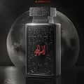 Zimaya Al Embratur Absolu Eau De Parfum 100ml by Zimaya — Black perfume bottle and box with intricate grey patterns and red Arabic calligraphy | Zimaya Al Embratur Absolu Eau De Parfum 100ml by Zimaya — Botol dan kotak minyak wangi hitam dengan corak kelabu rumit dan kaligrafi Arab merah
