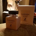 Maison Alhambra Narissa Poudree 100ml — A square, peachy-pink perfume bottle with a black cap sits next to its matching box, both featuring a deer silhouette logo and text. | Maison Alhambra Narissa Poudree 100ml — Botol minyak wangi berbentuk segi empat, berwarna merah jambu pic dengan penutup hitam duduk