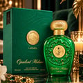 Lattafa Opulent Milano — Botol minyak wangi kaca hijau dengan penutup emas berukir dan lambang emas timbul, bersebelahan kotak hijau bertekstur yang sepadan dengan lambang emas.