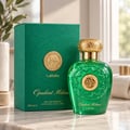 Lattafa Opulent Milano — Botol minyak wangi kaca hijau dengan penutup emas berukir dan lambang emas timbul, bersebelahan kotak hijau bertekstur yang sepadan dengan lambang emas.