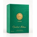 Lattafa Opulent Milano — Botol minyak wangi kaca hijau dengan penutup emas berukir dan lambang emas timbul, bersebelahan kotak hijau bertekstur yang sepadan dengan lambang emas.
