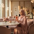 wanita berhijab malaysia pegang tibyan pavilion kl feminin