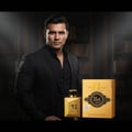 Lelaki Malaysia berbaju hitam dengan Oud 24 Majestic, aura dominan