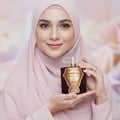 Hijabi Malaysia memegang Romancea – vibe romantik lembut