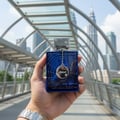 cdniconic lelaki berjalan klcc malaysia