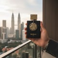 lelaki pegang lionheart di balkoni rumah malam malaysia