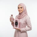 Hijabi Malaysia memegang Shouq Pink – gaya sopan sweet feminin