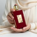 closeup wanita berhijab pegang Ameerat Al Arab elegan