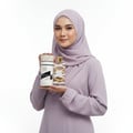 wanita berhijab malaysia pegang musk mood gaya bersih lembut
