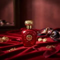 Opulent Red Lattafa atas velvet merah, gaya mewah wanita Malaysia