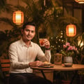 Lelaki Melayu dengan Oud Lail Maleki di kafe outdoor – suasana malam hangat Malaysia