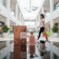 Shahd Lattafa di Mid Valley dengan pembeli wanita Malaysia