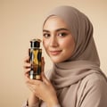 wanita berhijab malaysia pegang teriaq intense sweet