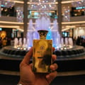 Lelaki Malaysia memegang Brulant Oud di Pavilion KL Center Court