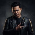 Lelaki Melayu dengan jaket kulit memegang Glacier Le Noir – mood maskulin gelap