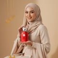 Hijabi Malaysia memegang Kalos Perfume Woman – gaya sopan feminin