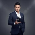 Lelaki Malaysia memegang Man Black Edition, gaya maskulin elegan