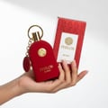 Tangan wanita Malaysia memegang Philos Rosso, gaya elegan feminin