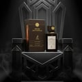botol Smoked Oud & Vanilla atas platform metal hitam mewah