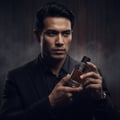 Lelaki Malaysia memegang Smoky Maison Alhambra, vibe maskulin misteri