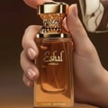 Tangan wanita Malaysia memegang Eshal Vanilla, mood elegan sweet