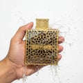 Rayhaan Elixir dengan percikan air segar di tangan lelaki Melayu – perfume fresh Malaysia