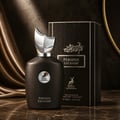 Maison Alhambra Perseus Exclusif — A dark grey perfume bottle with a silver cap and a circular emblem on the front, next to its matching black box with silver horse and deer graphics. | Maison Alhambra Perseus Exclusif — Botol minyak wangi kelabu gelap dengan penutup perak dan lambang bulat di hadapan, bersebelahan