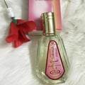 Al Rehab Sabaya 50ml EDP — A clear glass perfume bottle with a peach-colored cap sits next to its pink and yellow gradient box, both featuring the Sabaya branding. | Al Rehab Sabaya 50ml EDP — Botol minyak wangi kaca jernih dengan penutup berwarna pic duduk di sebelah kotak gradien merah jambu dan kuningnya