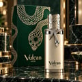 French Avenue Vulcan Vox — Botol minyak wangi emas dengan ular perak melilit lehernya, diletakkan sebelah kotak hijau gelap berhias ular emas dan mata permata hijau.